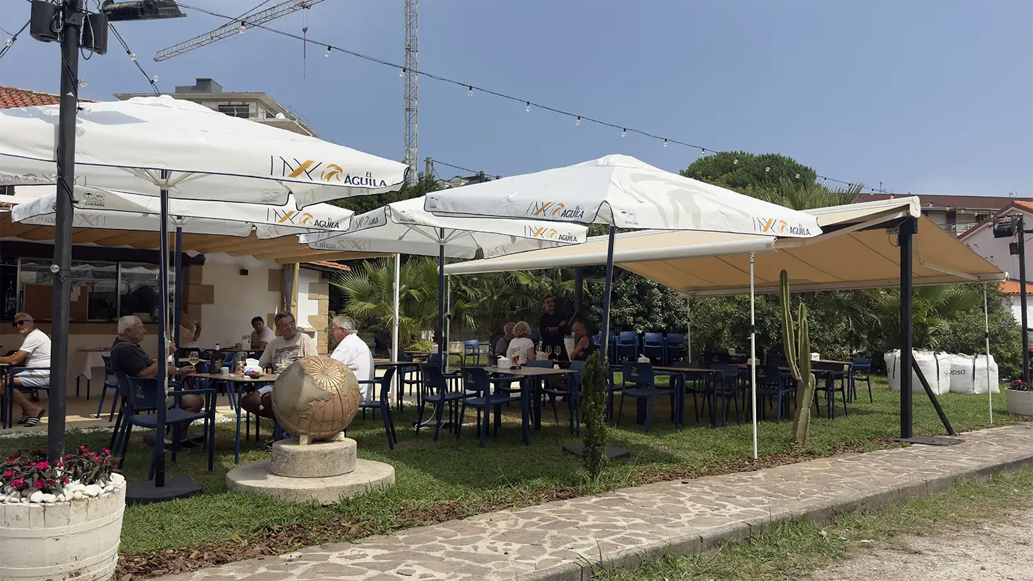 Amplia terraza del comedor de Las Teresitas en Suances