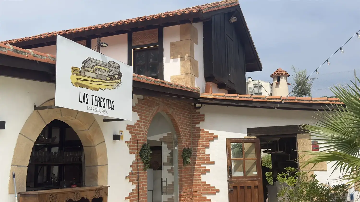 Fachada de Marisquería Las Teresitas en Suances, con los arcos de ladrillo de la entrada